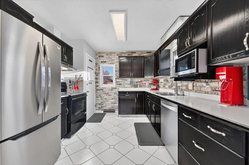 1184 Northmount Drive NW, Calgary — photo 5 of 50