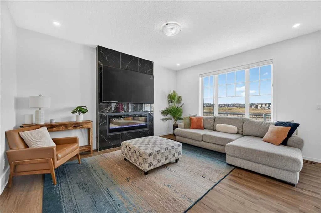 144 Carringham Way NW, Calgary — photo 4 of 50