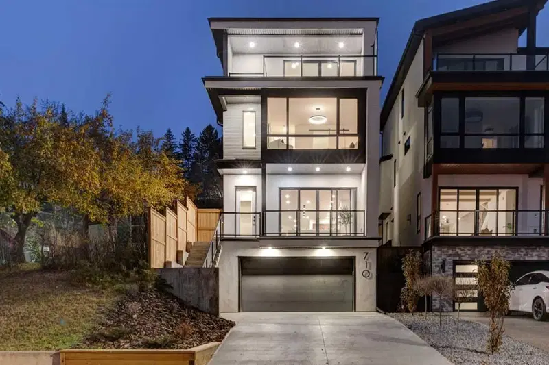 710 Bridge Crescent NE, Calgary — photo 2 of 42