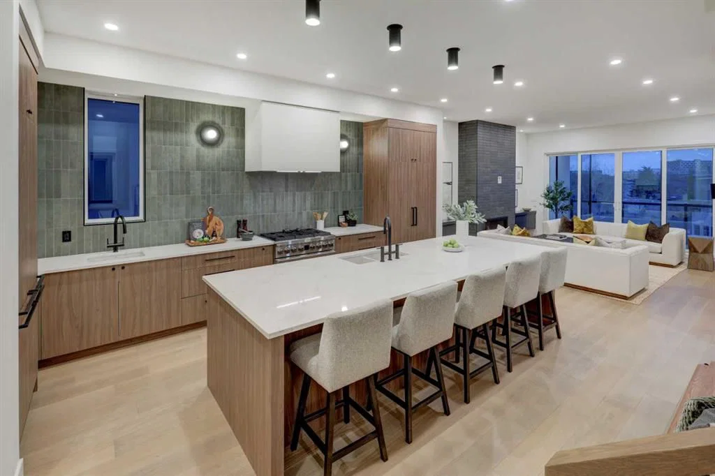 710 Bridge Crescent NE, Calgary — photo 4 of 42