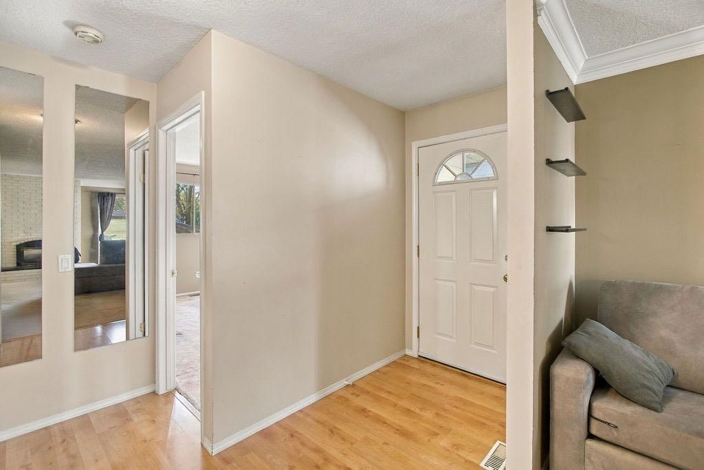 3037 Doverbrook Road SE, Calgary — photo 5 of 40