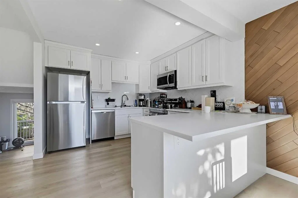 302 Woodvale Crescent SW, Calgary — photo 2 of 29