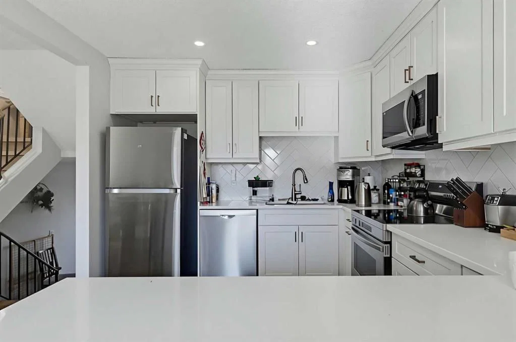 302 Woodvale Crescent SW, Calgary — photo 3 of 29