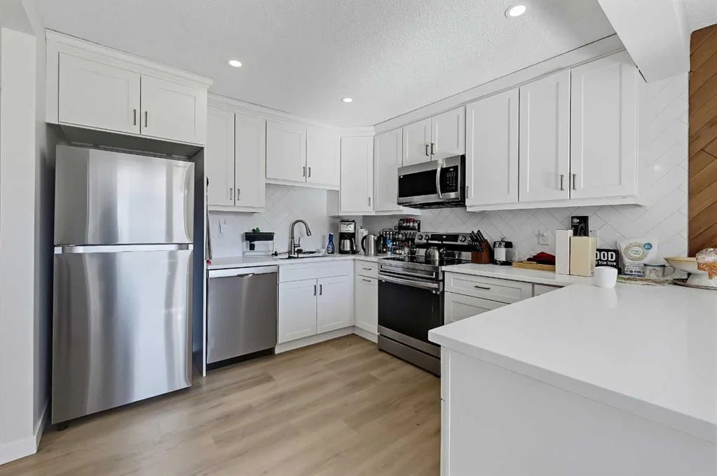 302 Woodvale Crescent SW, Calgary — photo 4 of 29