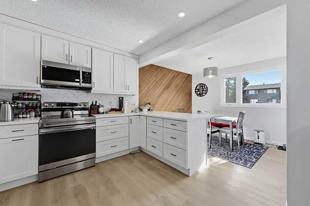 302 Woodvale Crescent SW, Calgary — photo 5 of 29