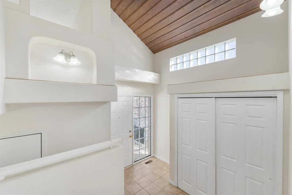 91 Millbank Hill SW, Calgary — photo 4 of 44