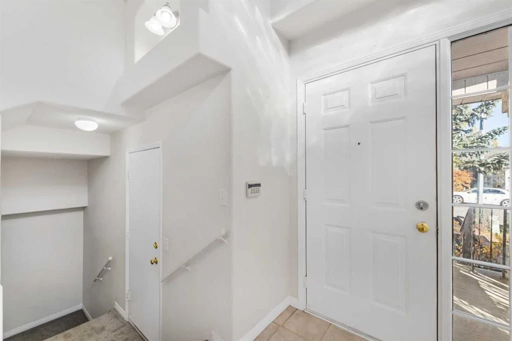 91 Millbank Hill SW, Calgary — photo 5 of 44