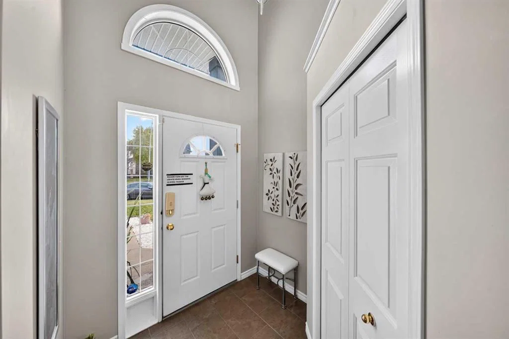 1121 Sierra Morena Court SW, Calgary — photo 4 of 50