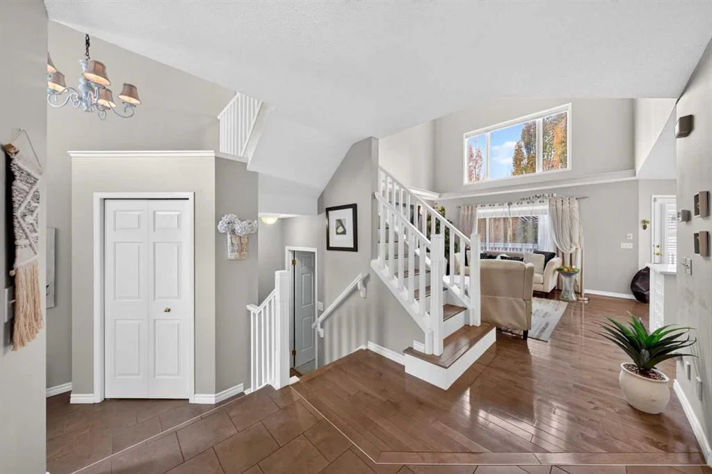 1121 Sierra Morena Court SW, Calgary — photo 5 of 50