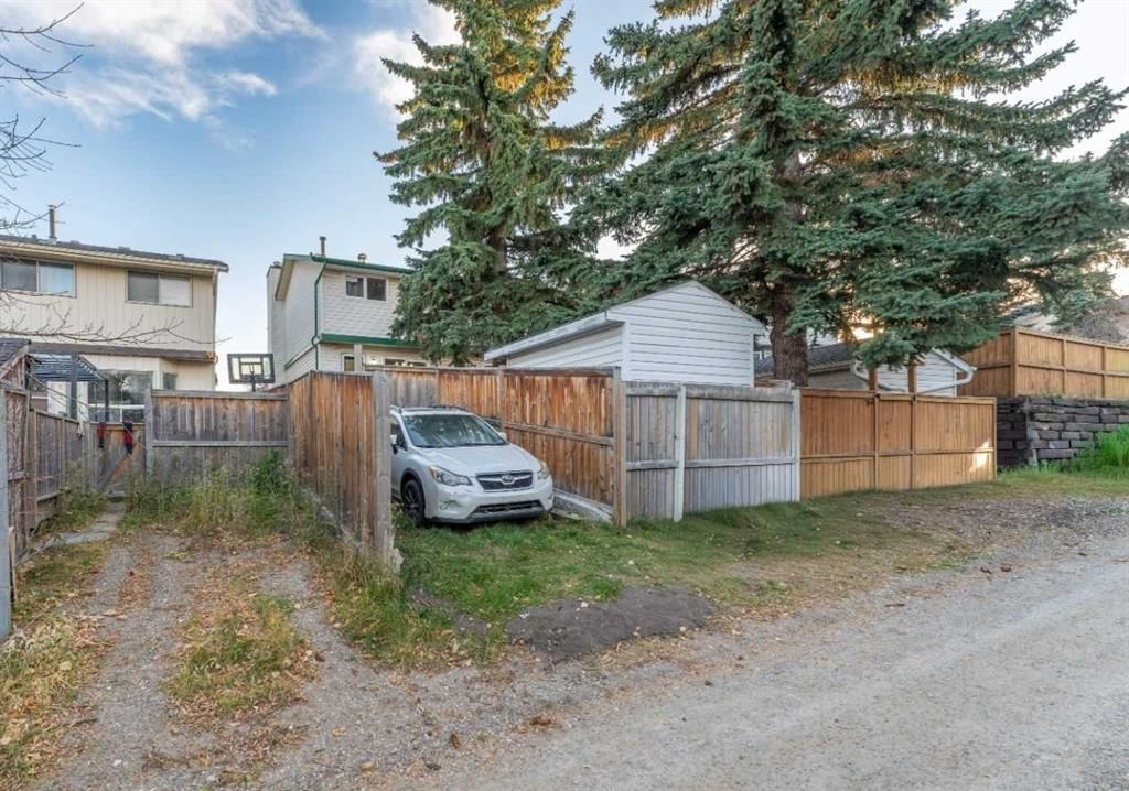 77 Strathcona Crescent SW, Calgary — photo 3 of 33