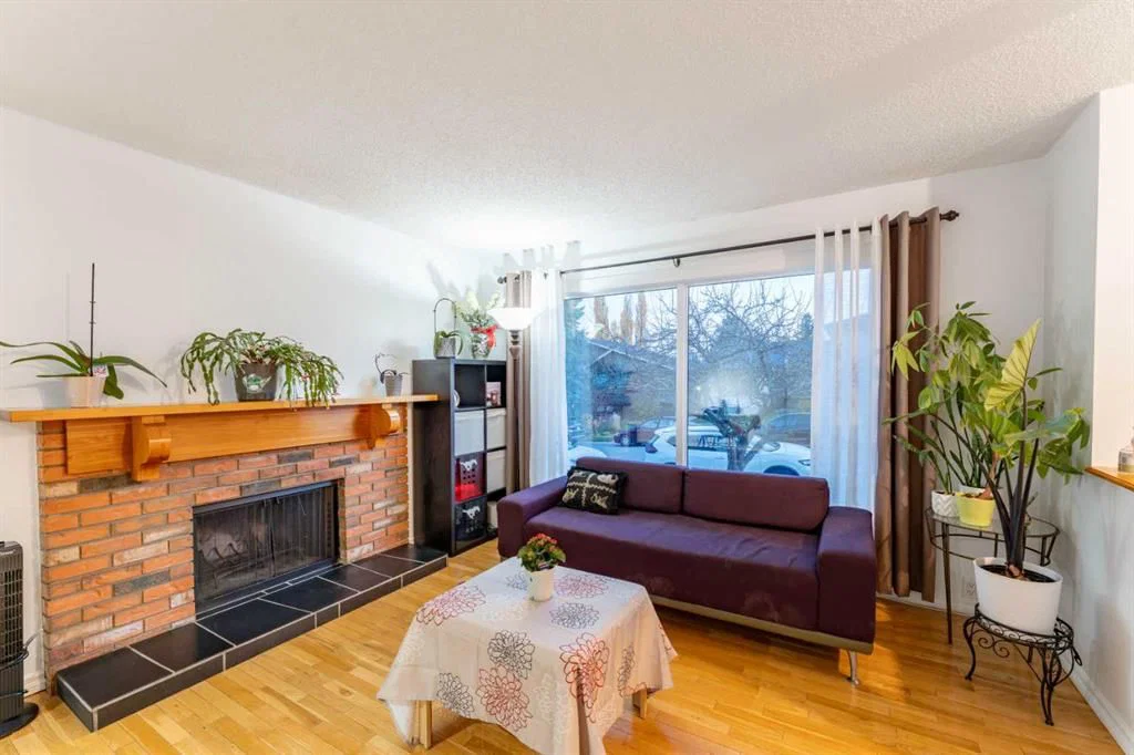 77 Strathcona Crescent SW, Calgary — photo 5 of 33