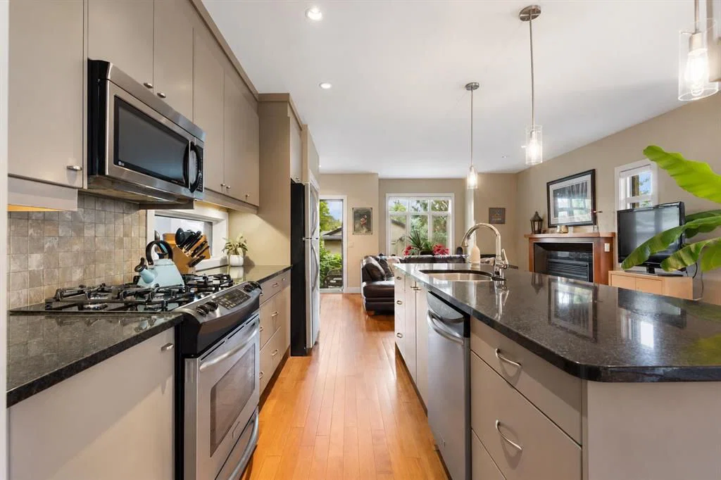 5012 20 Street SW, Calgary — photo 4 of 50