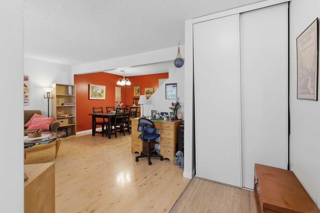 6 Bermuda Lane NW, Calgary — photo 3 of 42