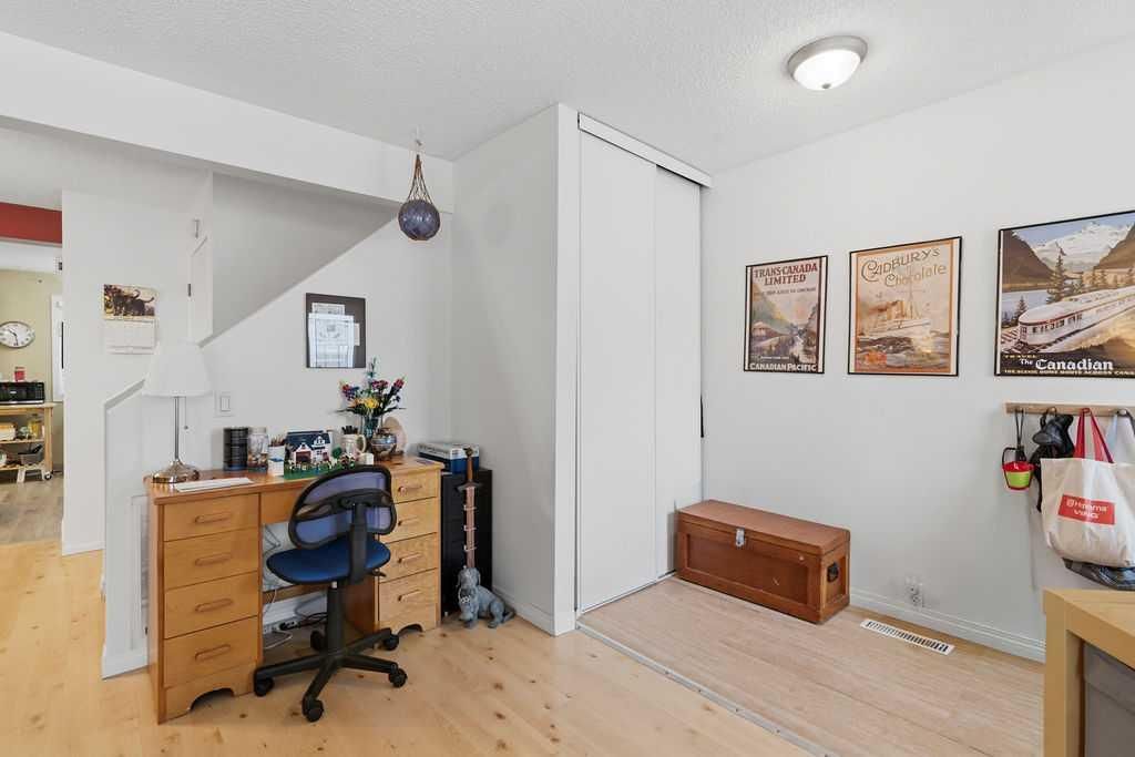 6 Bermuda Lane NW, Calgary — photo 4 of 42