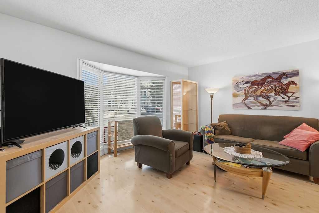 6 Bermuda Lane NW, Calgary — photo 5 of 42