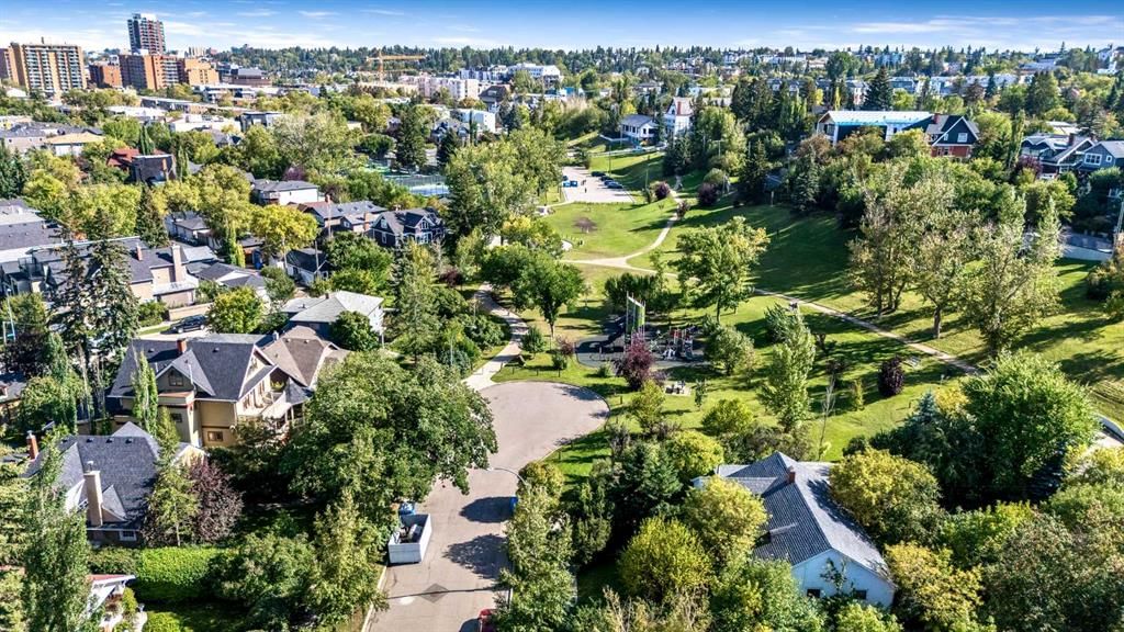 309 Sharon Avenue SW, Calgary — photo 3 of 17