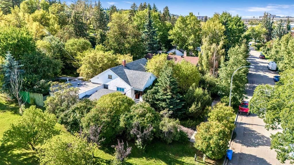 309 Sharon Avenue SW, Calgary — photo 4 of 17