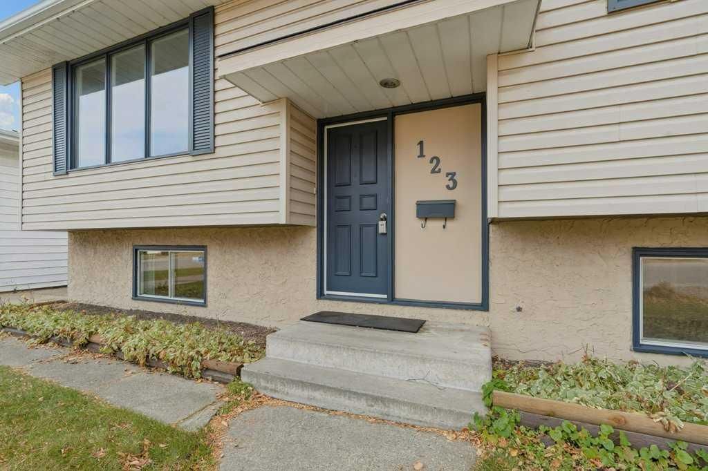 123 Lynnview Way SE, Calgary — photo 3 of 28