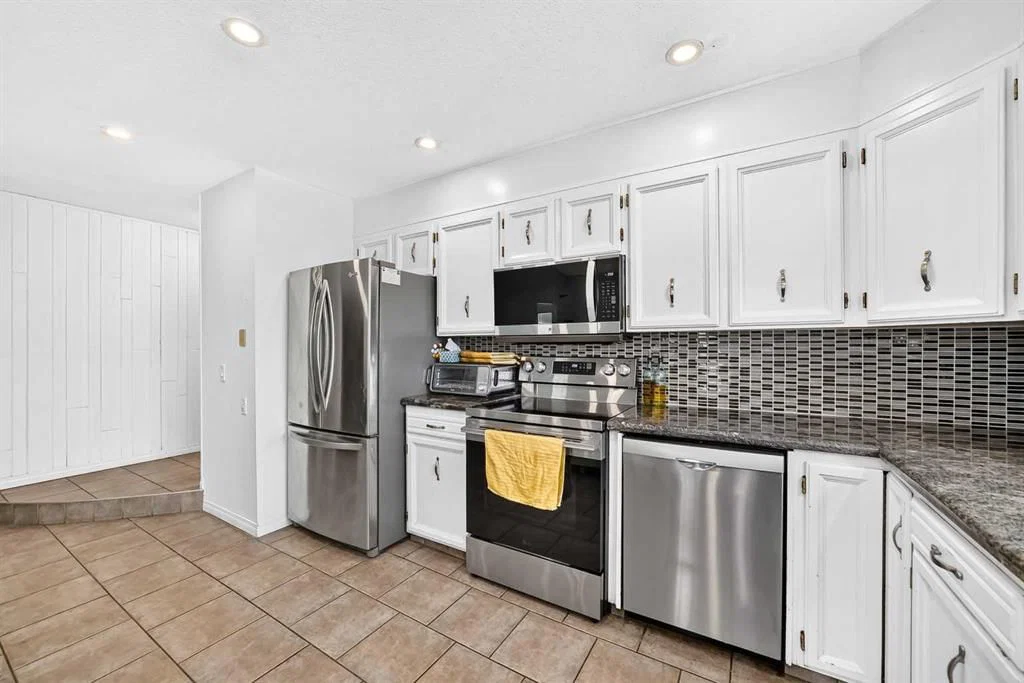 331 Brookmere Road SW, Calgary — photo 4 of 23