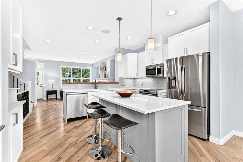 30 Versailles Gate SW, Calgary — photo 3 of 43