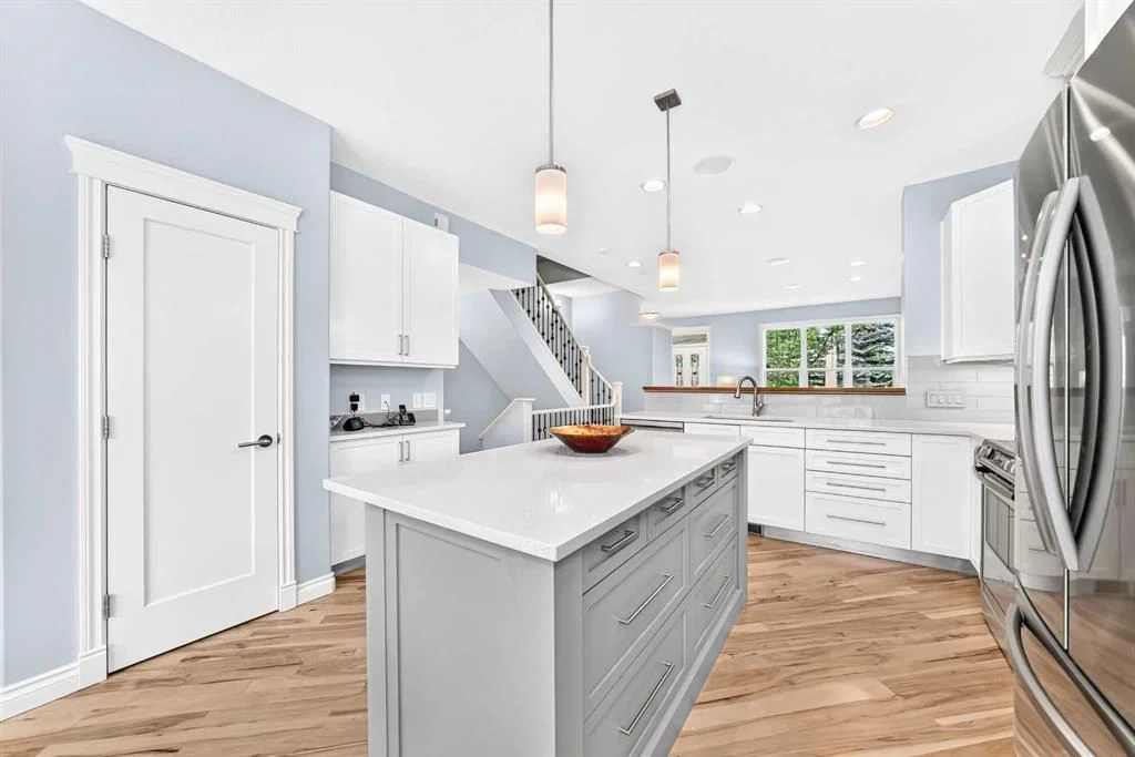30 Versailles Gate SW, Calgary — photo 4 of 43