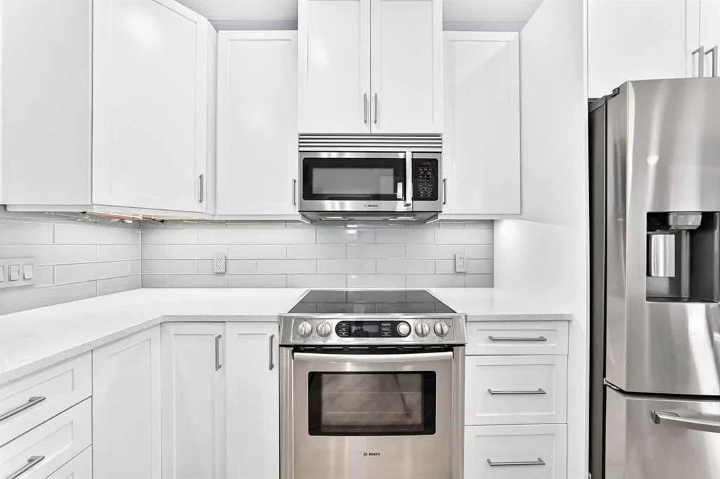 30 Versailles Gate SW, Calgary — photo 5 of 43