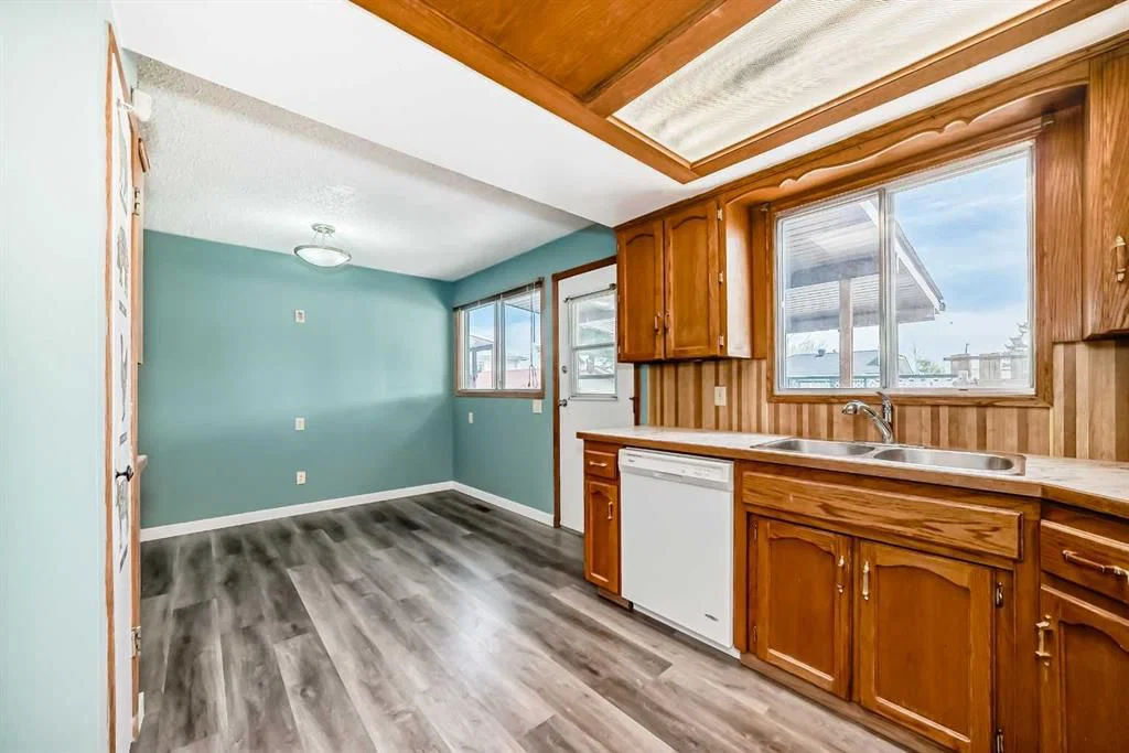4308 55 Street NE, Calgary — photo 3 of 35