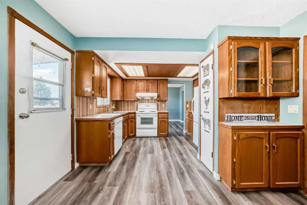 4308 55 Street NE, Calgary — photo 5 of 35