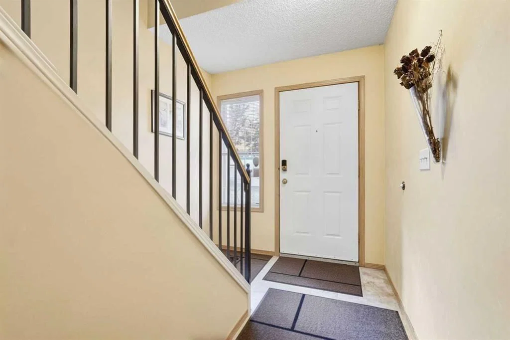 58 Country Hills Villas NW, Calgary — photo 4 of 32