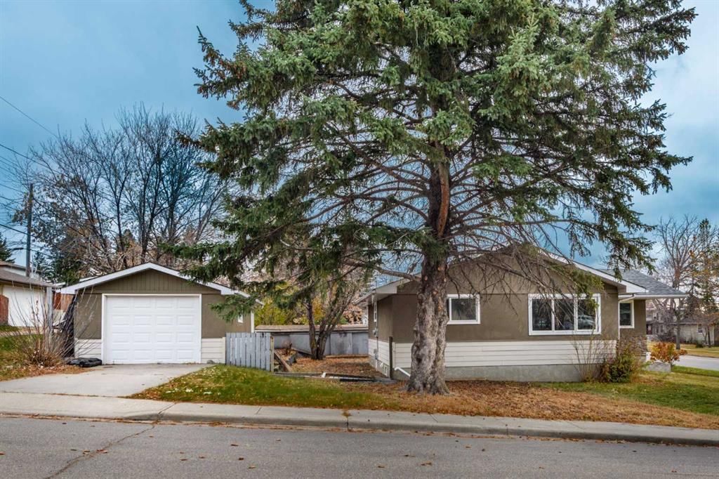 4 Cheyenne Crescent NW, Calgary — photo 2 of 37