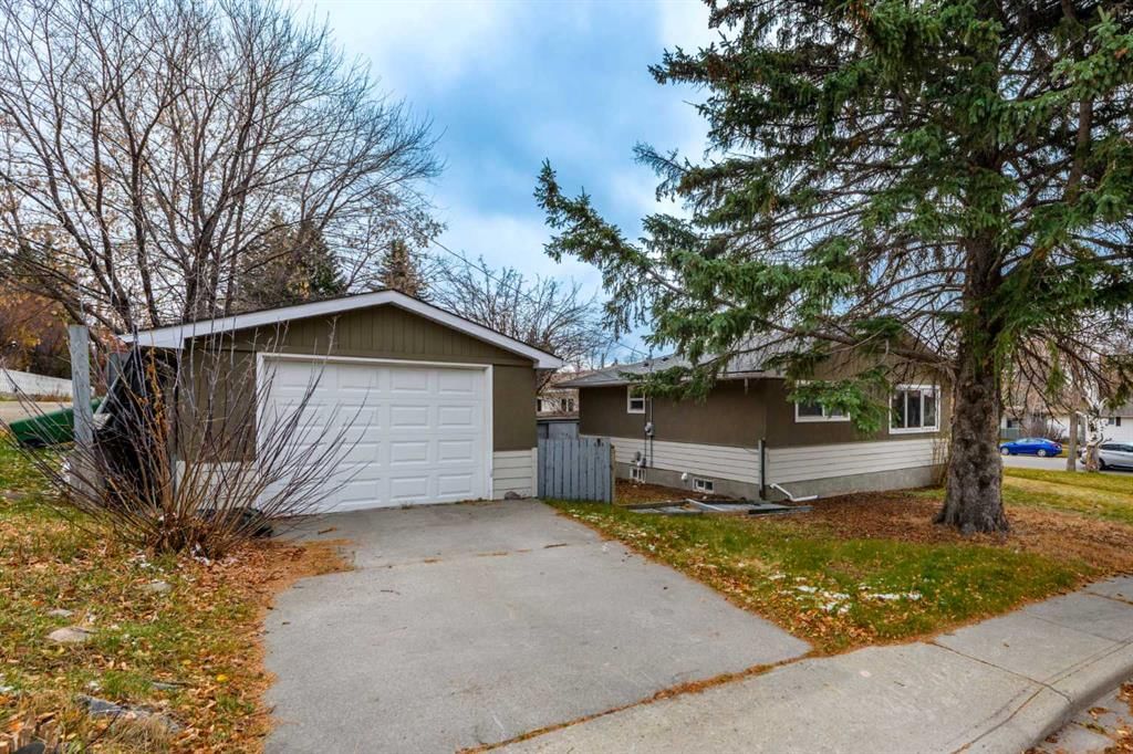 4 Cheyenne Crescent NW, Calgary — photo 3 of 37