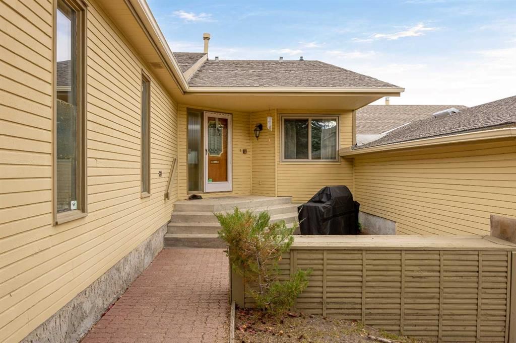 639 Stratton Terrace SW, Calgary — photo 3 of 45