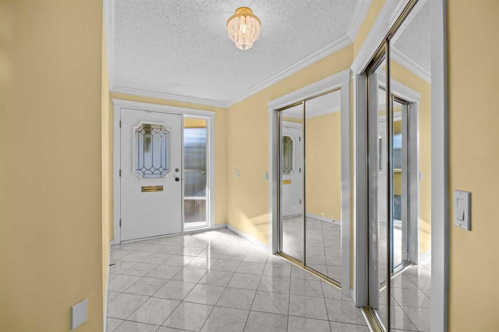 639 Stratton Terrace SW, Calgary — photo 4 of 45