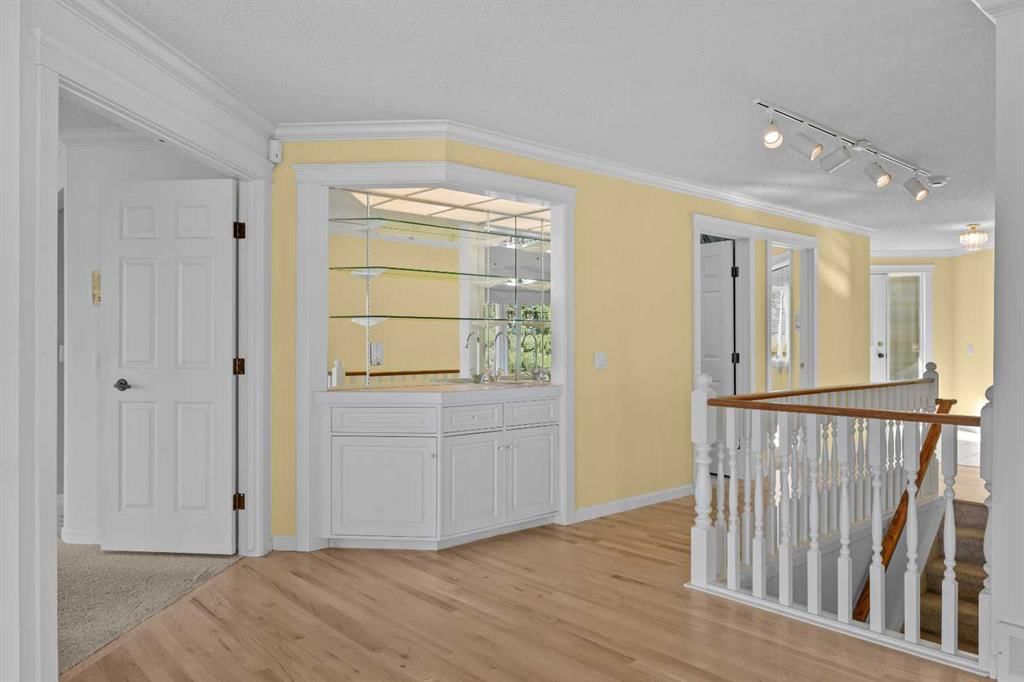 639 Stratton Terrace SW, Calgary — photo 5 of 45