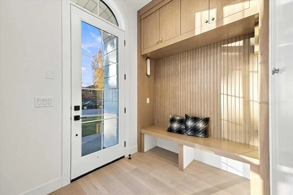 2430 30 Avenue SW, Calgary — photo 4 of 50