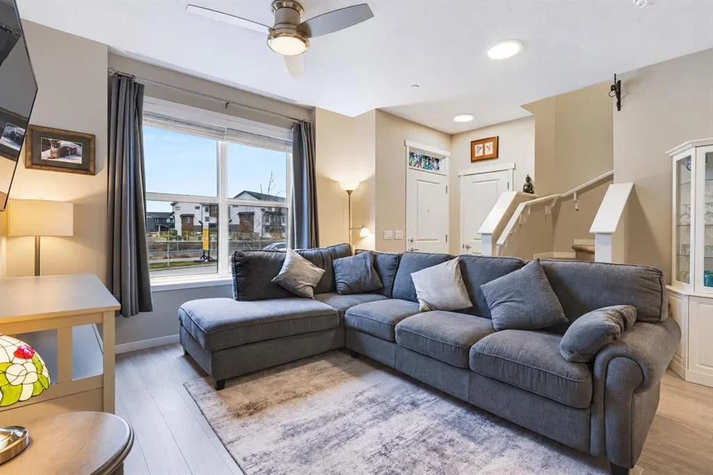 360 Hotchkiss Drive SE, Calgary — photo 3 of 41