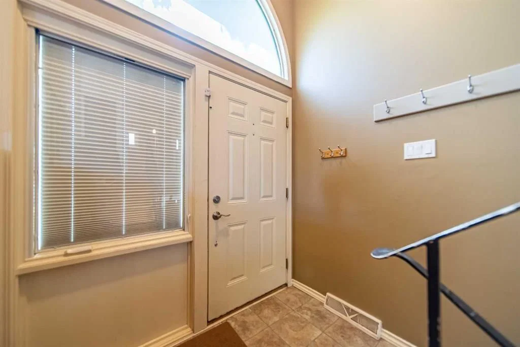 532 Willow Park Drive SE, Calgary — photo 4 of 48