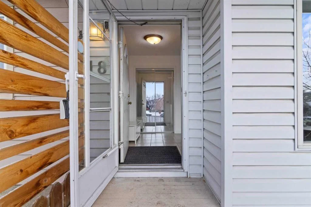 18 Fonda Crescent SE, Calgary — photo 3 of 34