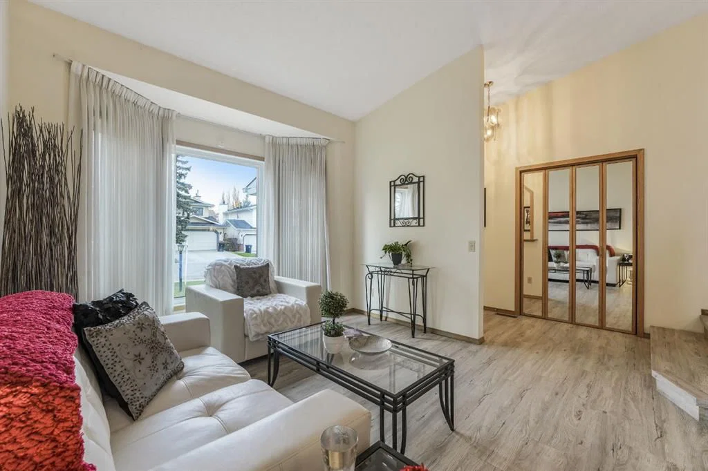 61 Shannon Crescent SW, Calgary — photo 4 of 44