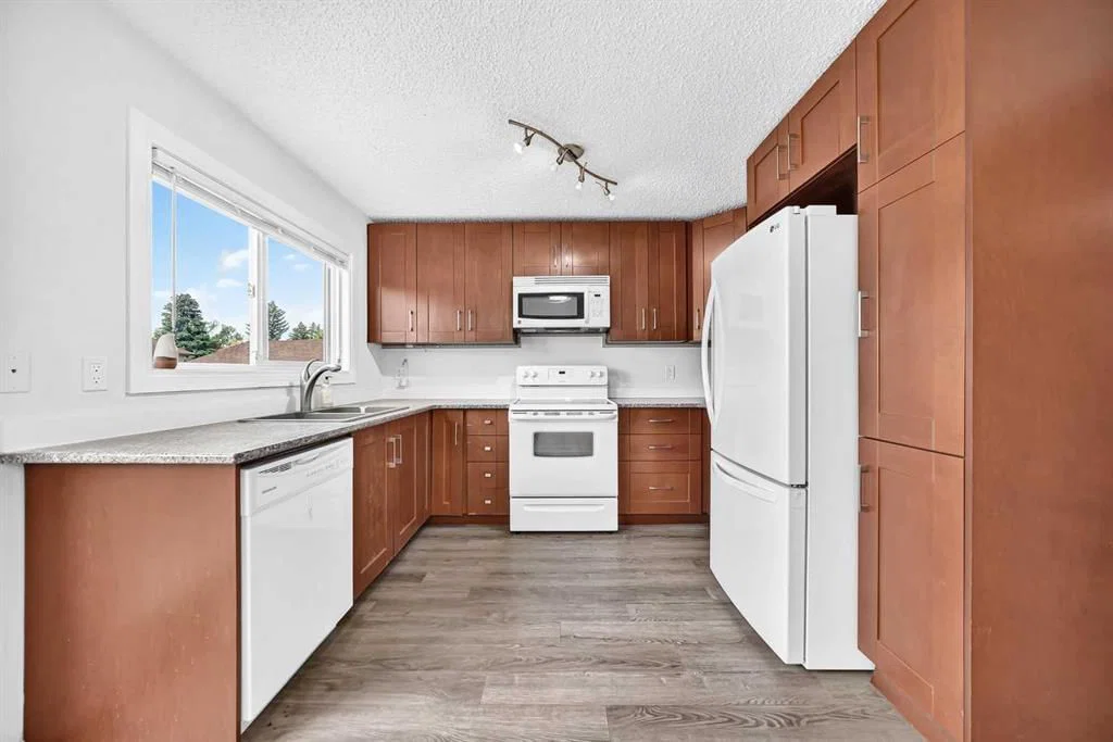 4351 58 Street E, Calgary — photo 4 of 43