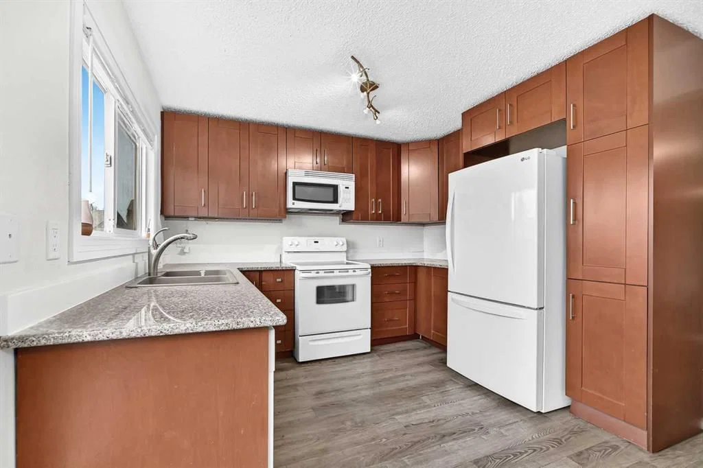 4351 58 Street E, Calgary — photo 5 of 43