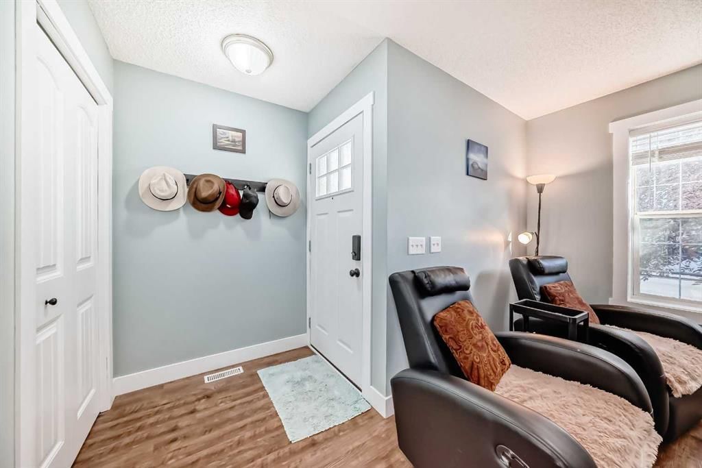 57 Martinvalley Way NE, Calgary — photo 3 of 40