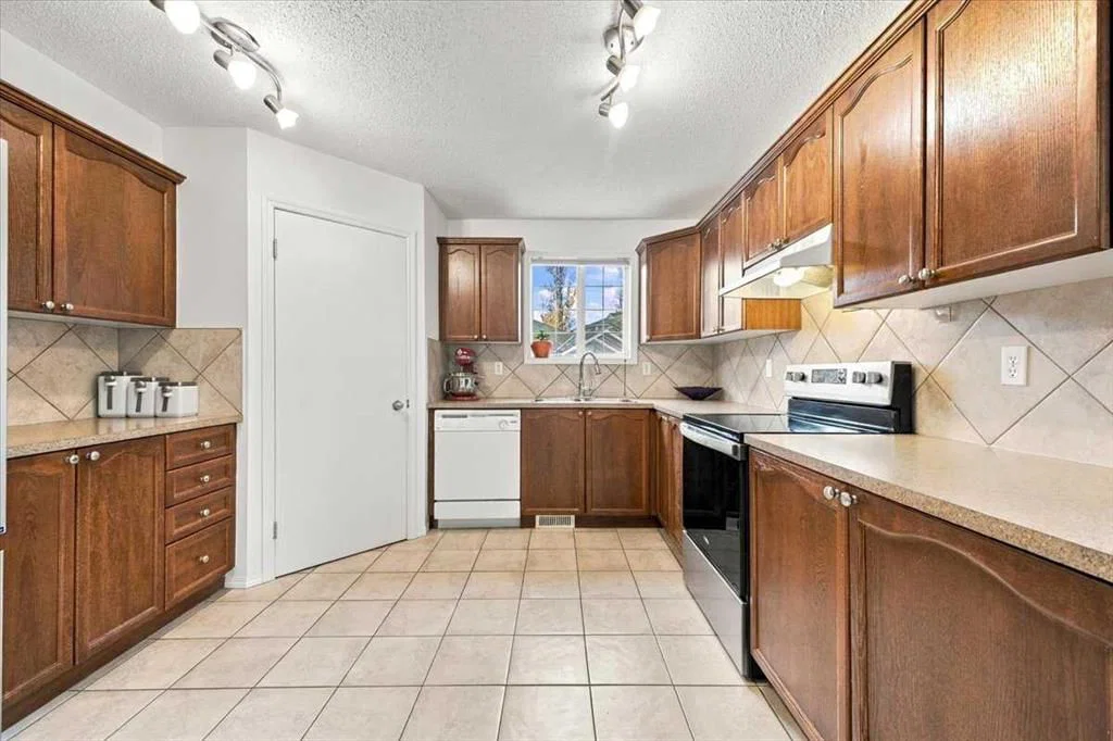 619 Country Village Cape NE, Calgary — photo 4 of 28