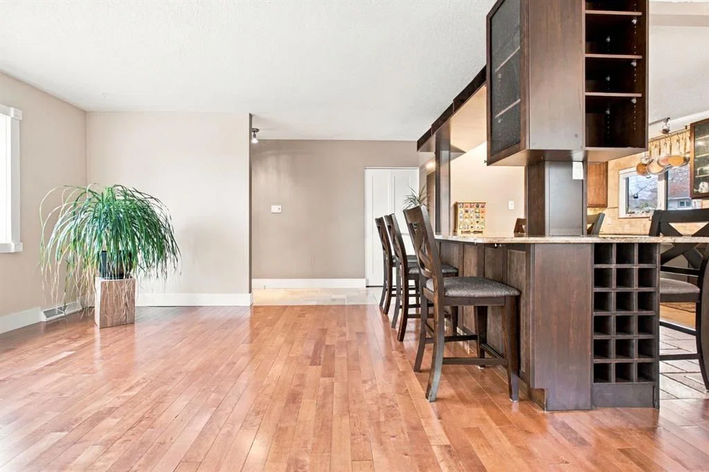 7207 Fleetwood Drive SE, Calgary — photo 4 of 47