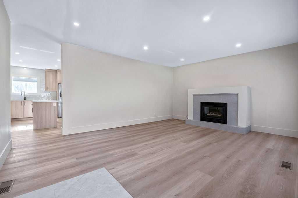 915 18 Avenue SE, Calgary — photo 3 of 33