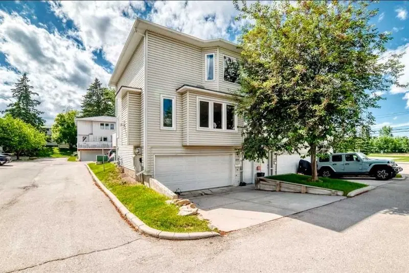 672 Killarney Glen Court SW, Calgary — main listing photo