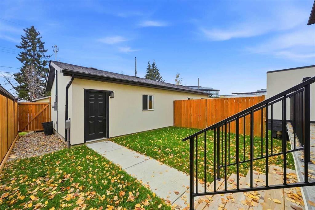 2435 52 Avenue SW, Calgary — photo 3 of 50