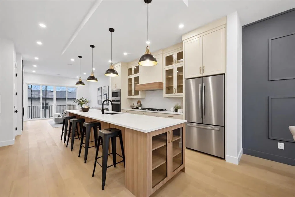 2435 52 Avenue SW, Calgary — photo 5 of 50