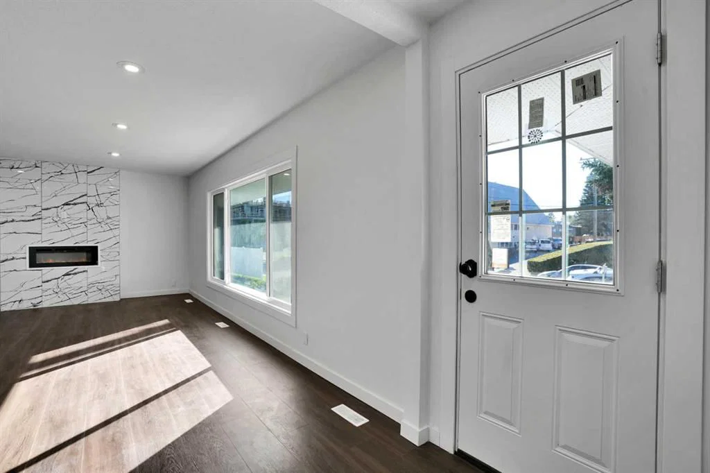 7520 7 Street SW, Calgary — photo 3 of 48