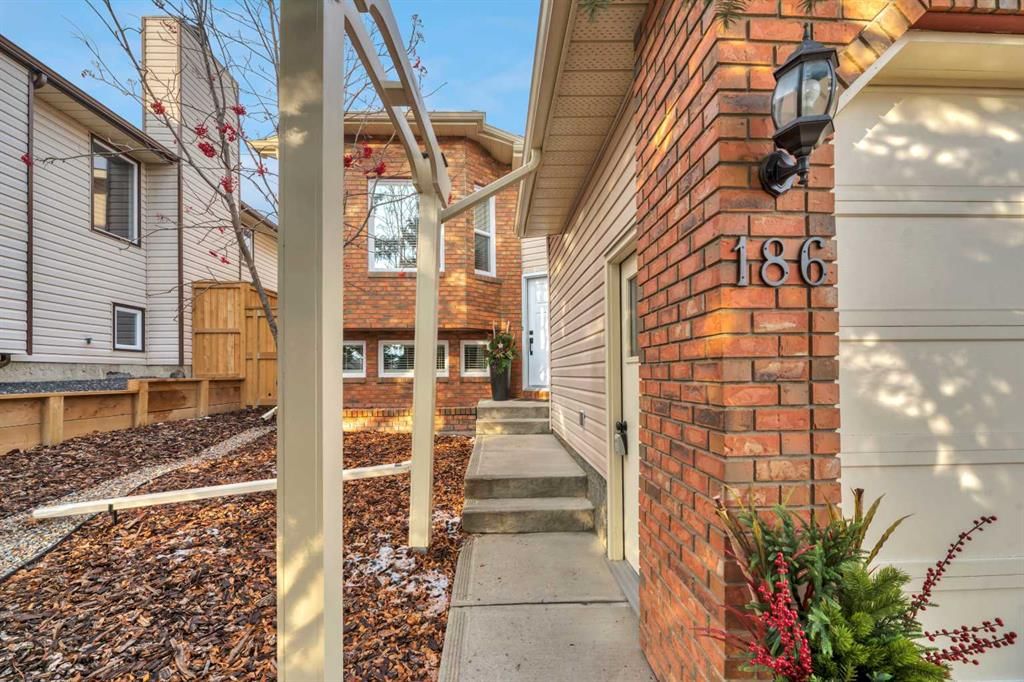 186 Shawinigan Way SW, Calgary — photo 3 of 39